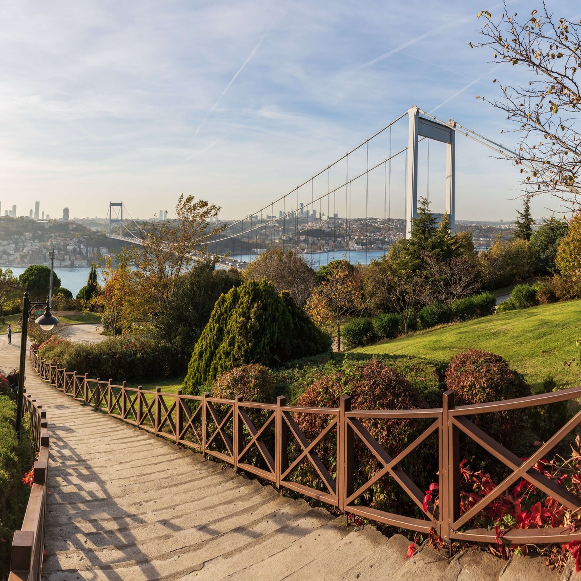 Hill istanbul. Otağtepe Стамбул парк. Парк Отагтепе. Парк в Стамбуле с видом на мост. Парк Отагтепе Стамбул на карте.