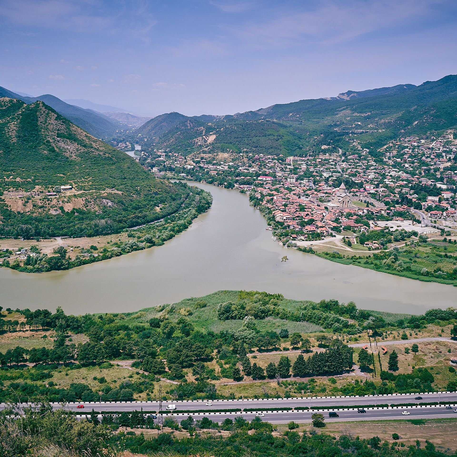 Город грузии 6. Арагви река в Грузии. Мцхета Грузия река. Река кура Тбилиси. Слияние рек Арагви и куры.