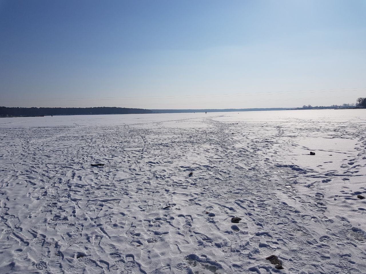 Замерзают ли озера. Озеро Воже. Озеро Перетно. Большой Тарангул озеро. Озеро Воже зимой.