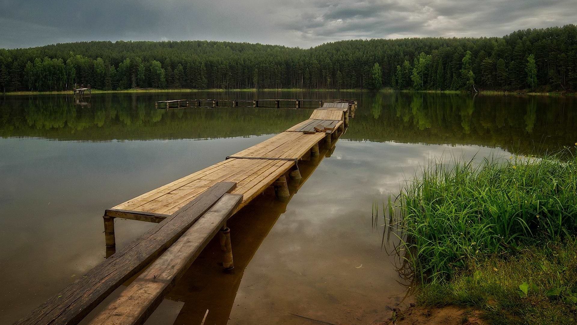 Трудно речка. Лесное озеро Киржач. Лес Киржач Киржач. Деревянный мост в Киржаче. Сосновый Бор на реке Киржач.