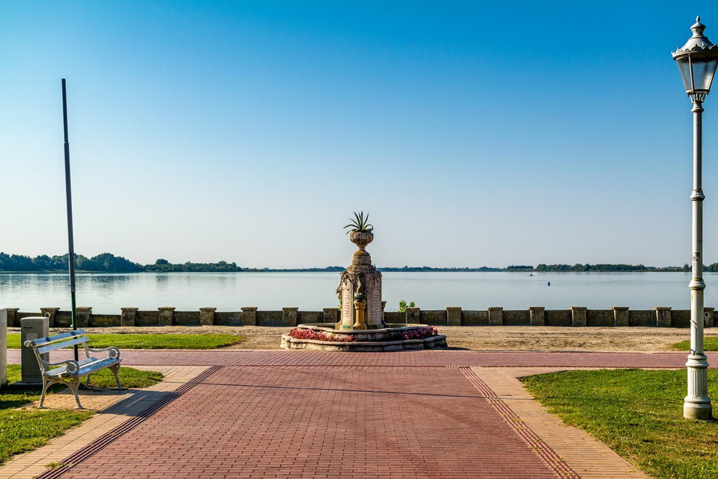 Озеро Палич в Сербии. Озеро Палич. Палич (город). Палич фото.