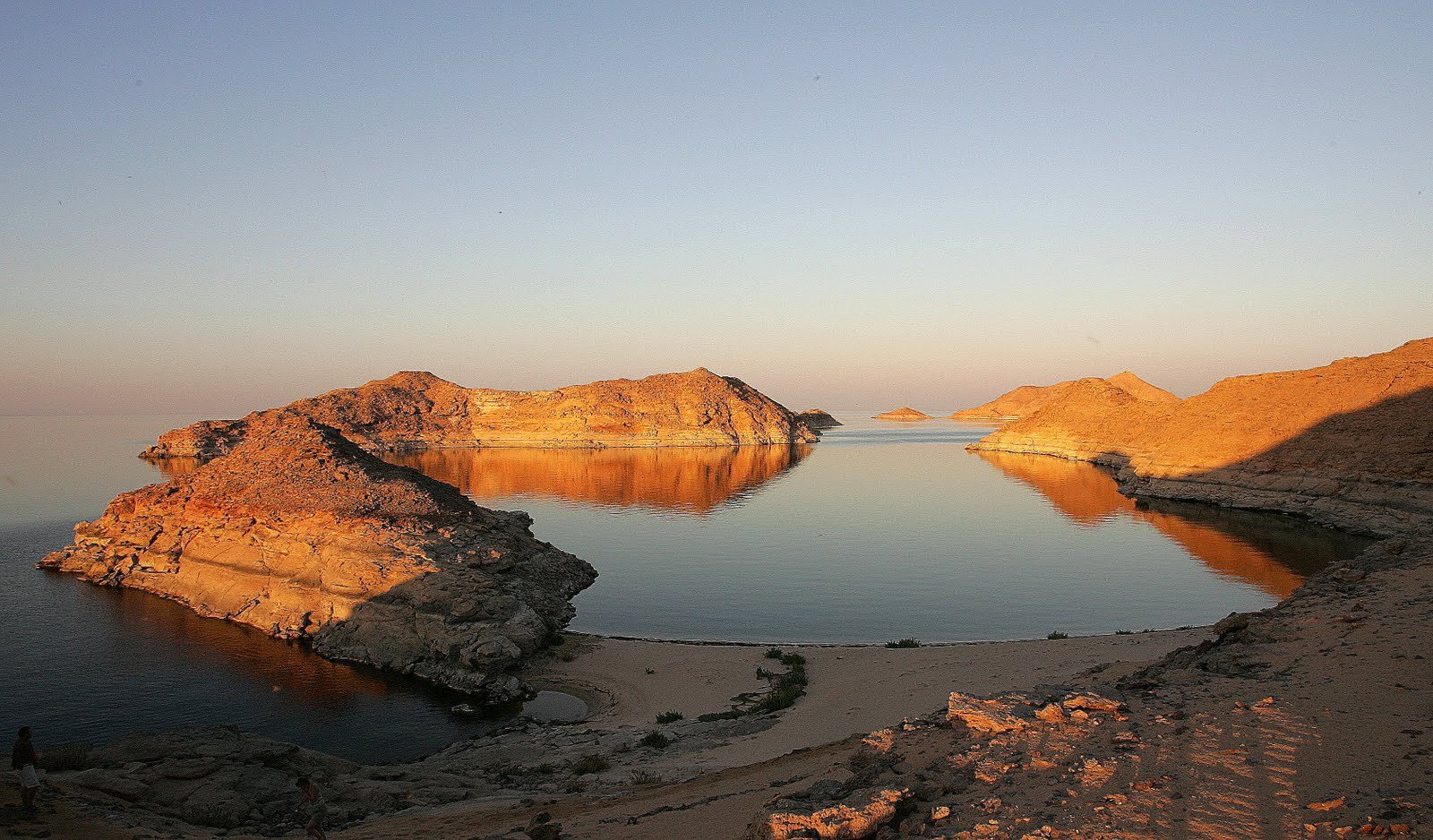 Почему все глубокие озера в восточной африке. Озеро Манзала Египет. Озеро Насер Египет. Насер (водохранилище). Озеро водохранилище Насер.
