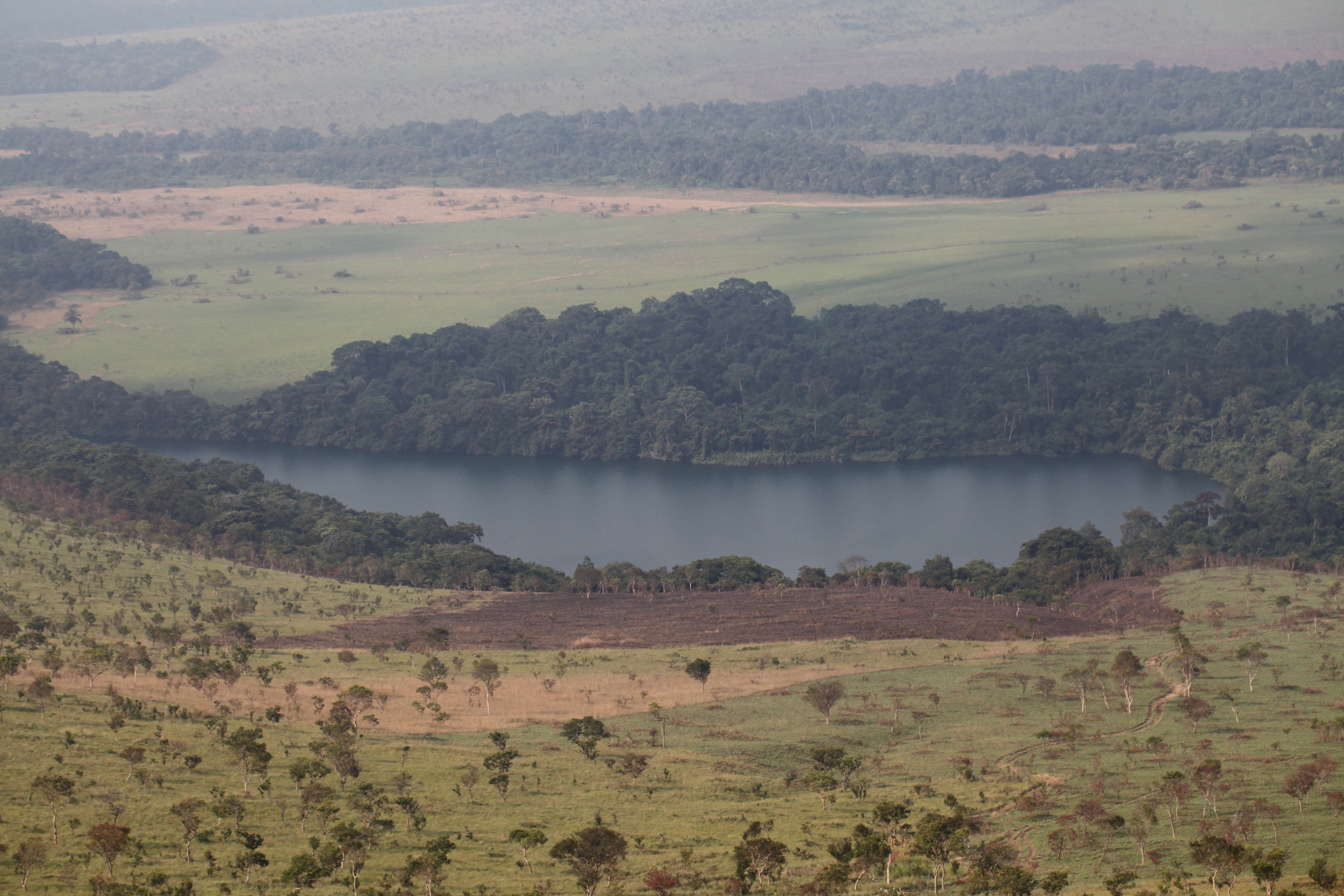 Восточно африканские озера. Озеро Конго. Береговая полоса Конго. Острова Африки около Конго. Африканский пейзаж фото Конго.