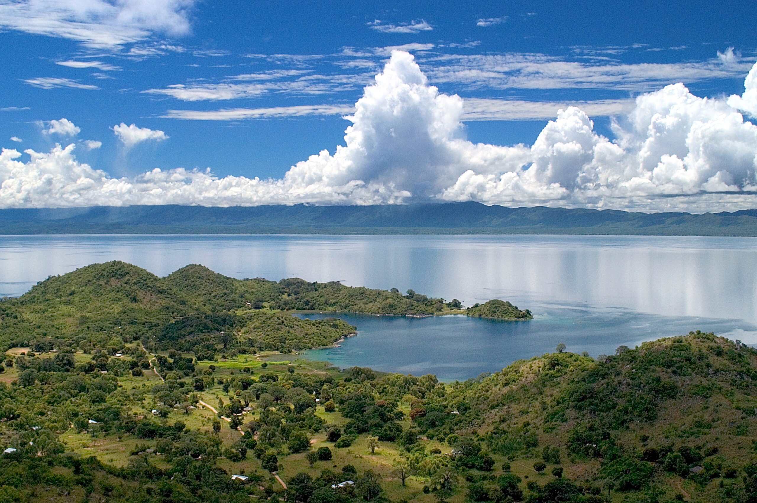 Малави википедия. Танзания озеро Танганьика. Озеро Ньяса в Африке. Национальный парк озеро Ньяса. Национальный парк озеро Малави.