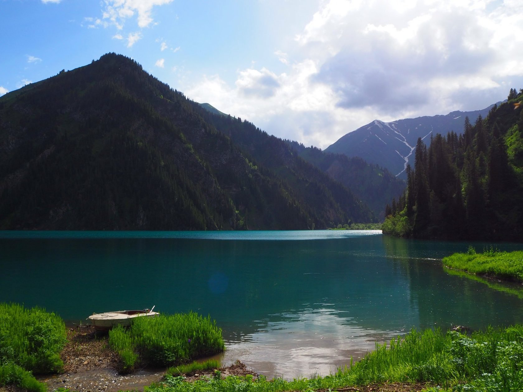 Озера в гребнях. Сары Челек Киргизия. Озеро Сары-Челек Киргизия. Киргизия Сары Челек заповедник.