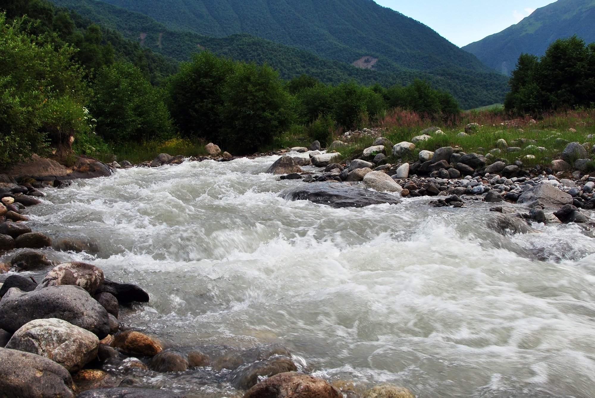 Стремительный бурный поток воды. Река Терек Северная Осетия. Река Урсдон Северная Осетия. Терек Горная река. Река Терек на Кавказе.