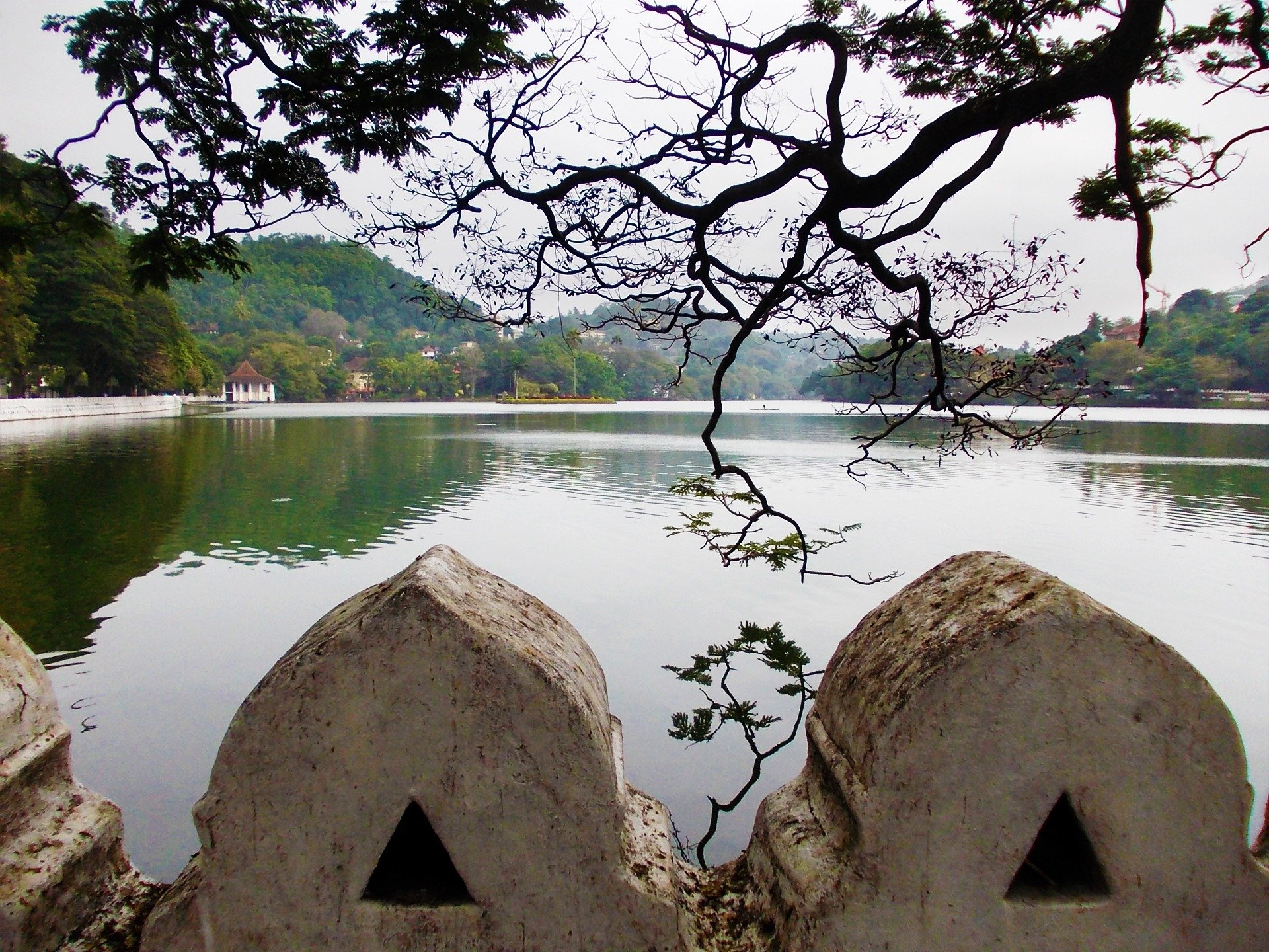 Озера шри ланки. Озеро Канди. Канди Шри Ланка. Kandy Lake Канди. Озеро Цейлон.