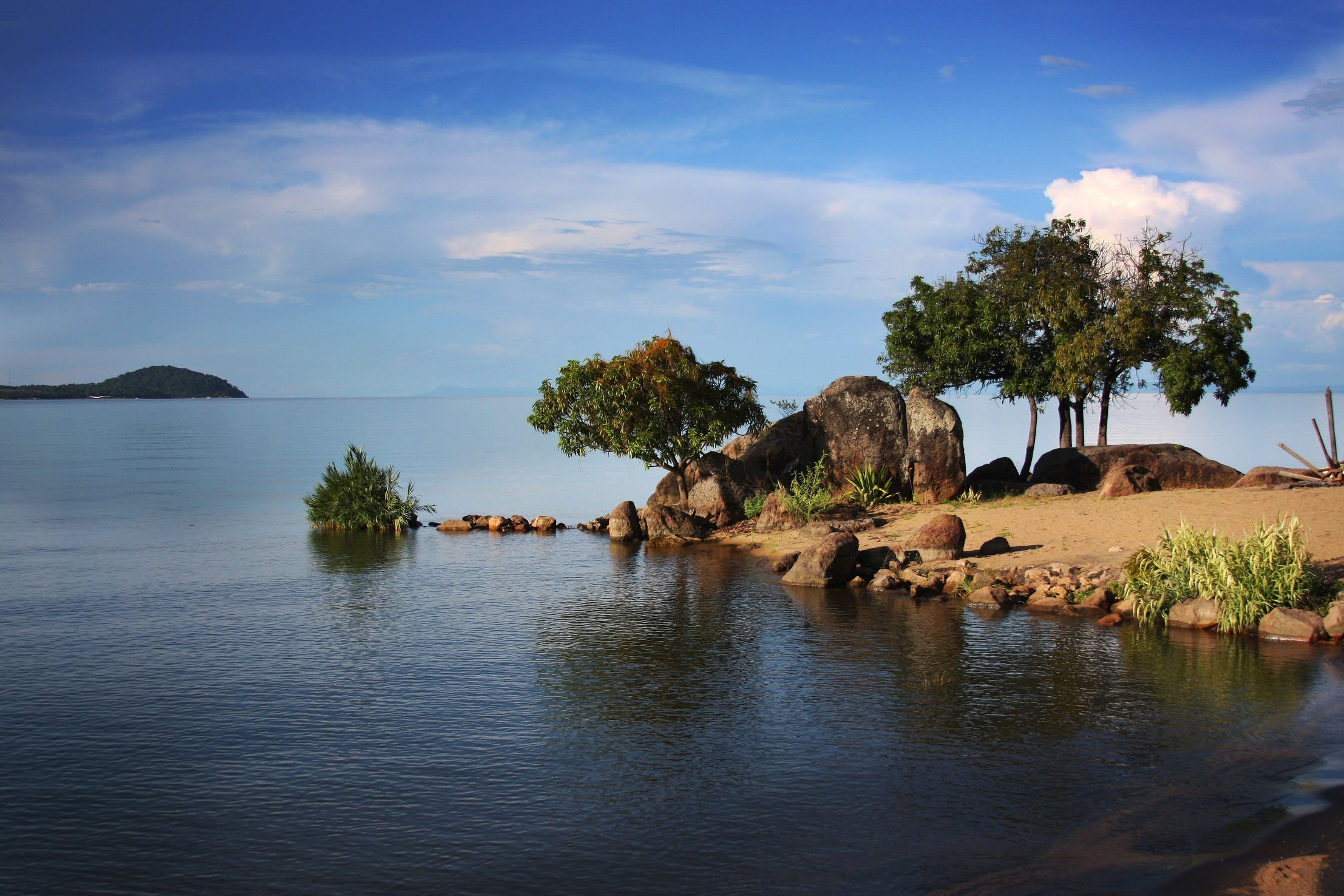 Восточно африканские озера. Озеро Ньяса Малави. Национальный парк озеро Малави. Озеро Ньяса в Танзании. Нуаза Малави озеро.