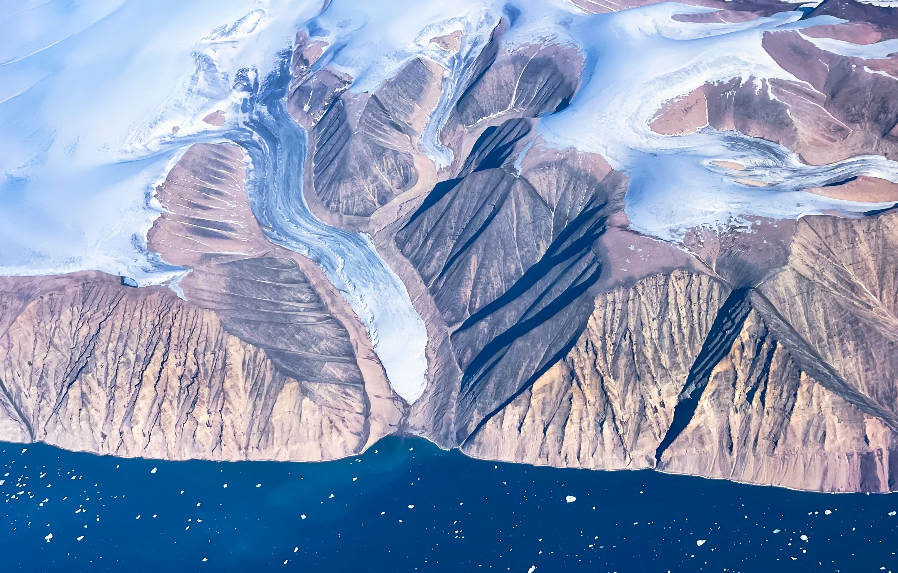 Ледниково тектонические озера северной америки. Шельфовый ледник Петермана Гренландия. Таяние ледников в Гренландии. Ледники Гренландии Sputnik. Таяние ледников в Гренландии 2023.