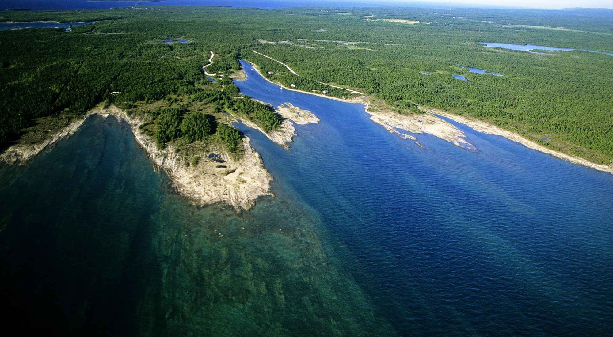 Глубина озера гурон. Озеро Гурон Северная Америка. Великое озеро Гурон. Озеро Гурон Канада. Остров Манитулин на озере Гурон.