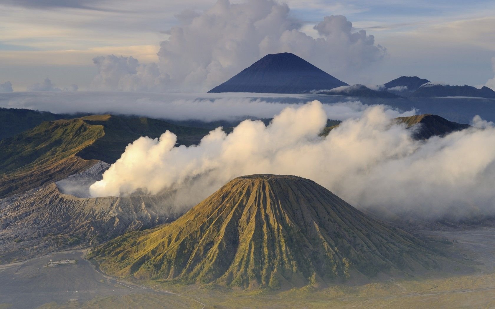 Самый древний вулкан. Вулканы Этна, Фудзияма. Вулкан Бромо в Индонезии. Этна Везувий Фудзияма Ключевская сопка. Вулканы Ключевская сопка, Этна, Фудзияма.