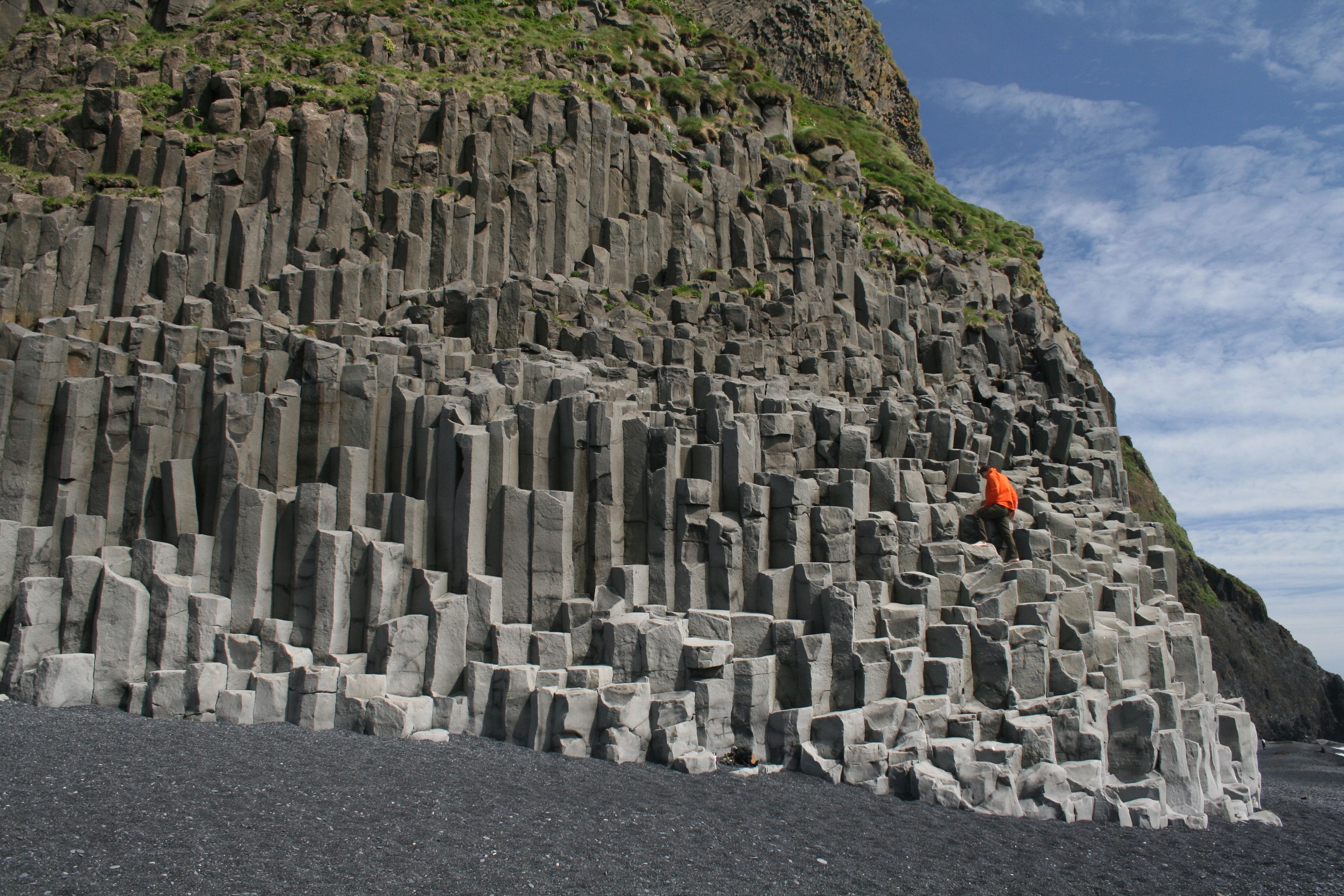 Базальтовые дельты. Базальтовые скалы Исландия. Исландия базальтовые столбы. Базальтовые колонны в Исландии. Скалы "базальтовые столбы" Армения.