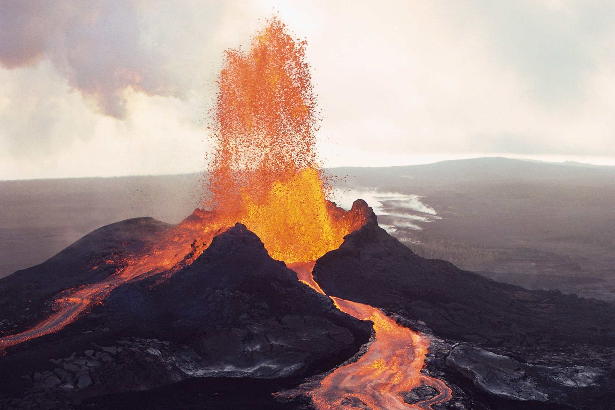 Геологические природные ситуации. Мауна-Лоа на Гавайях. Вулкан Йеллоустоун извержение. Гавайи вулкан Килауэа 2023. Вулкан Килиманджаро извержение.