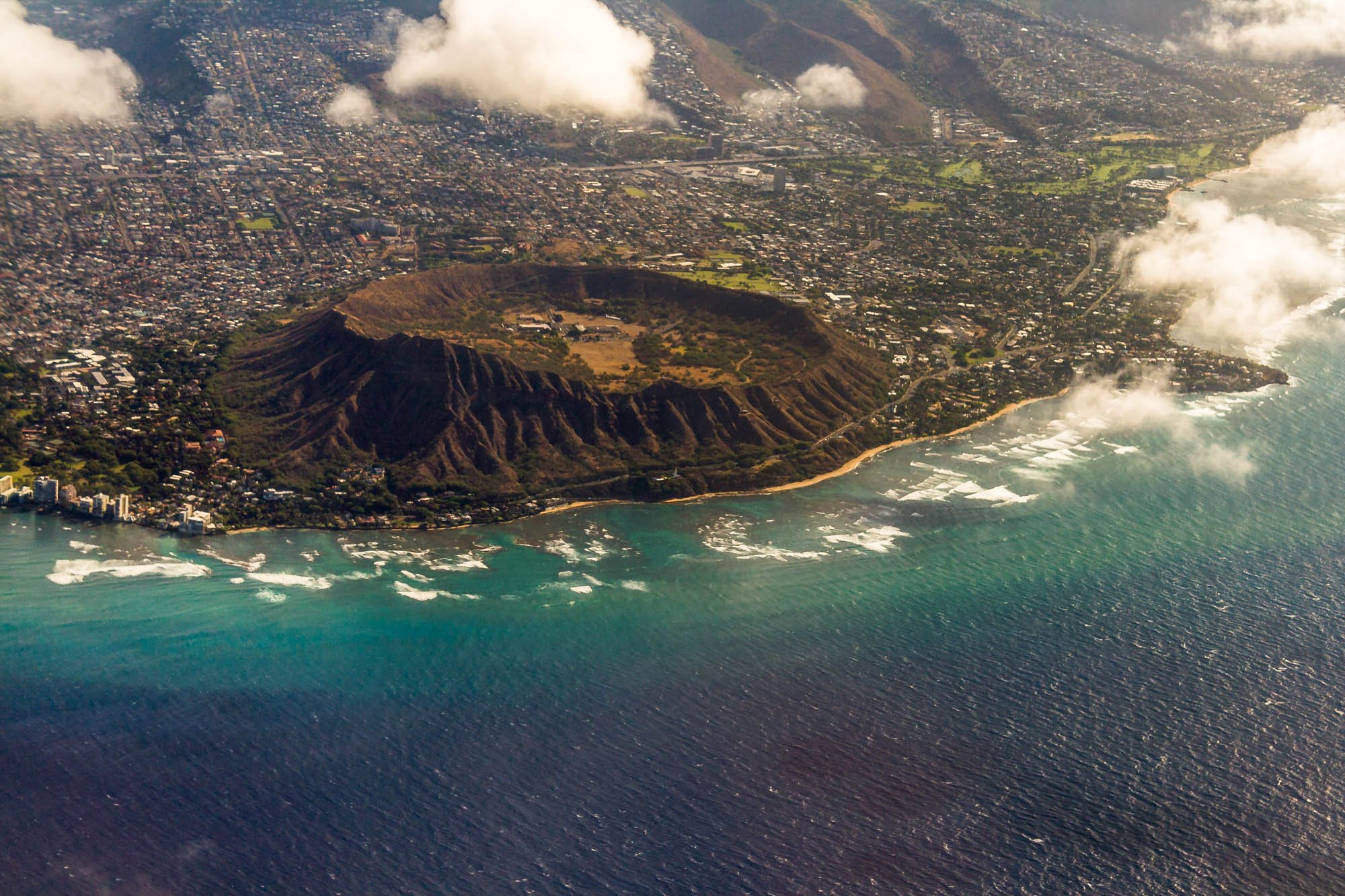 Гавайский туристический и культурный центр гонолулу. Гонолулу вулкан. Гонолулу кратер. Даймонд хед Гавайи. Гавайи вулканический остров.