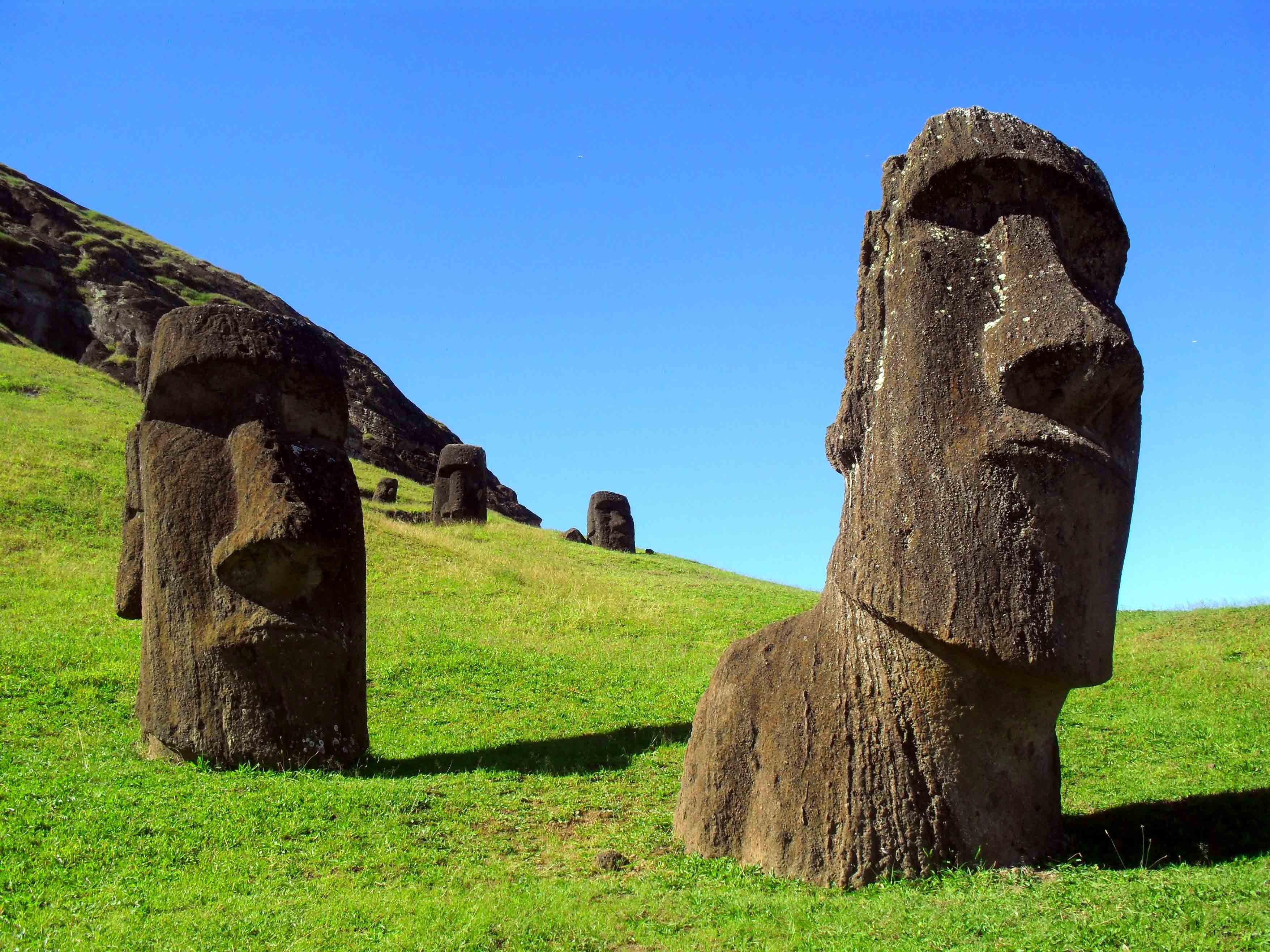 Памятники природы и культуры америки. Моаи (статуи острова Пасхи), Чили. Каменные статуи Моаи остров Пасхи Чили. Истуканы Рапа-Нуи остров Пасхи. Статуи Моаи в Чили.