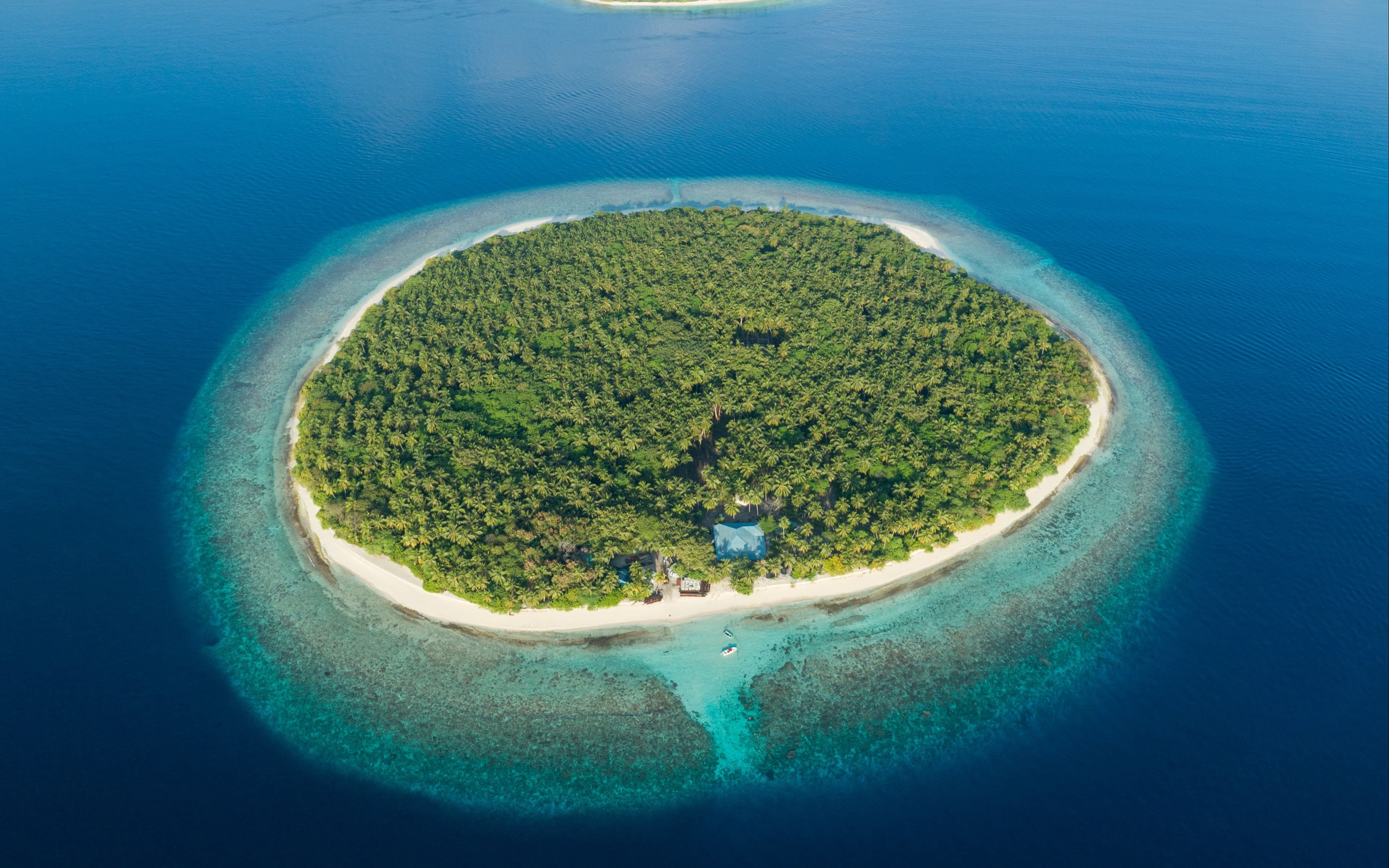 Html islands. Мальдивы вид сверху на Атоллы. Остров Таваруа Фиджи. Остров Грин Айленд вид сверху. Остров Калимантан Мальдивы.