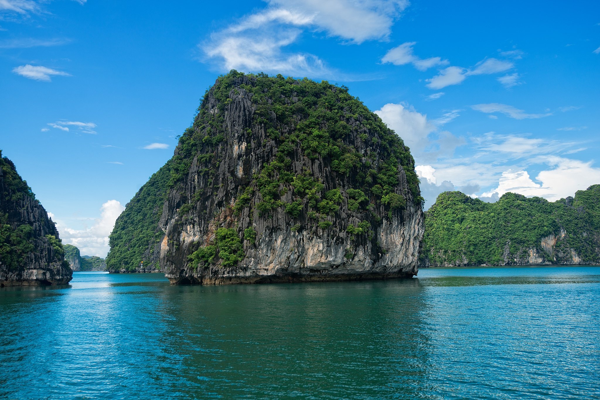 Vietnam's. Фукуок Вьетнам. Вьетнам острова скалы. Морские скалы Вьетнама. Остров Вентура Вьетнам.