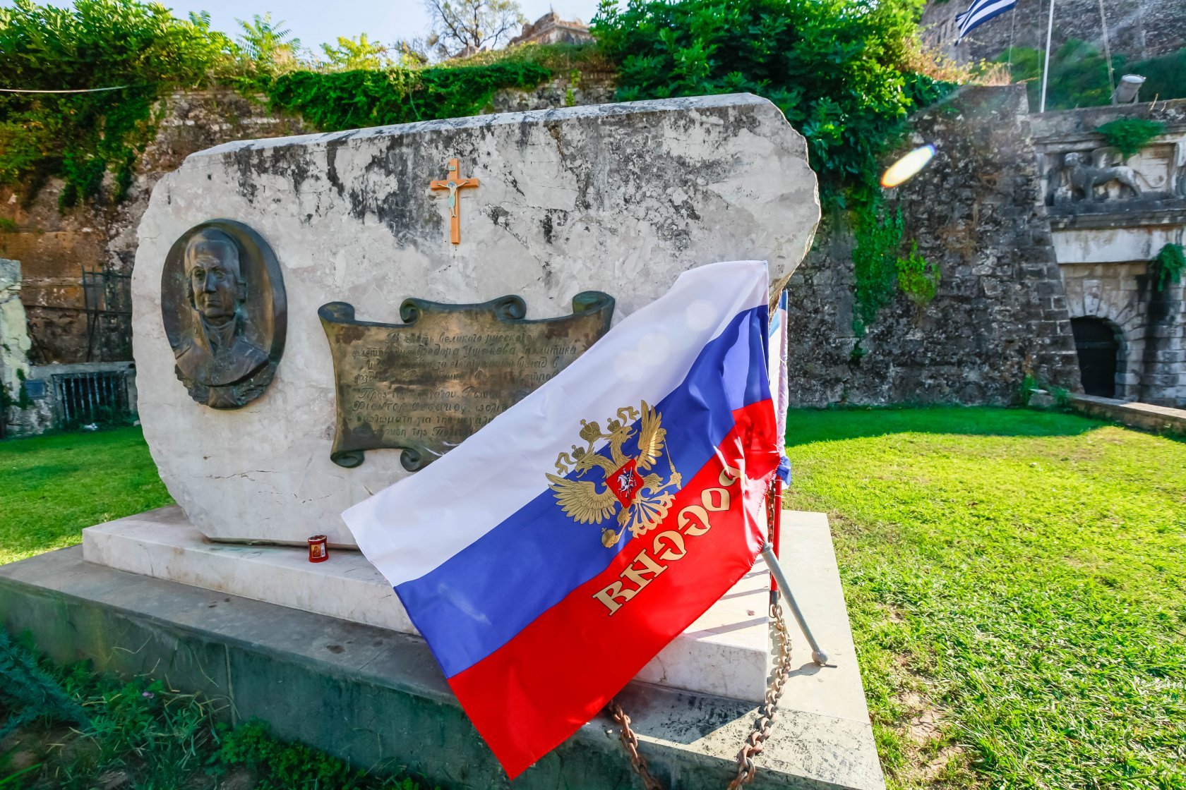 Греческий остров с памятником ушакову. Корфу памятник Феодору Ушакову. Памятник Ушакову на острове Корфу. Корфу памятник адмиралу Ушакову. Памятник Ушакову в Греции на Корфу.