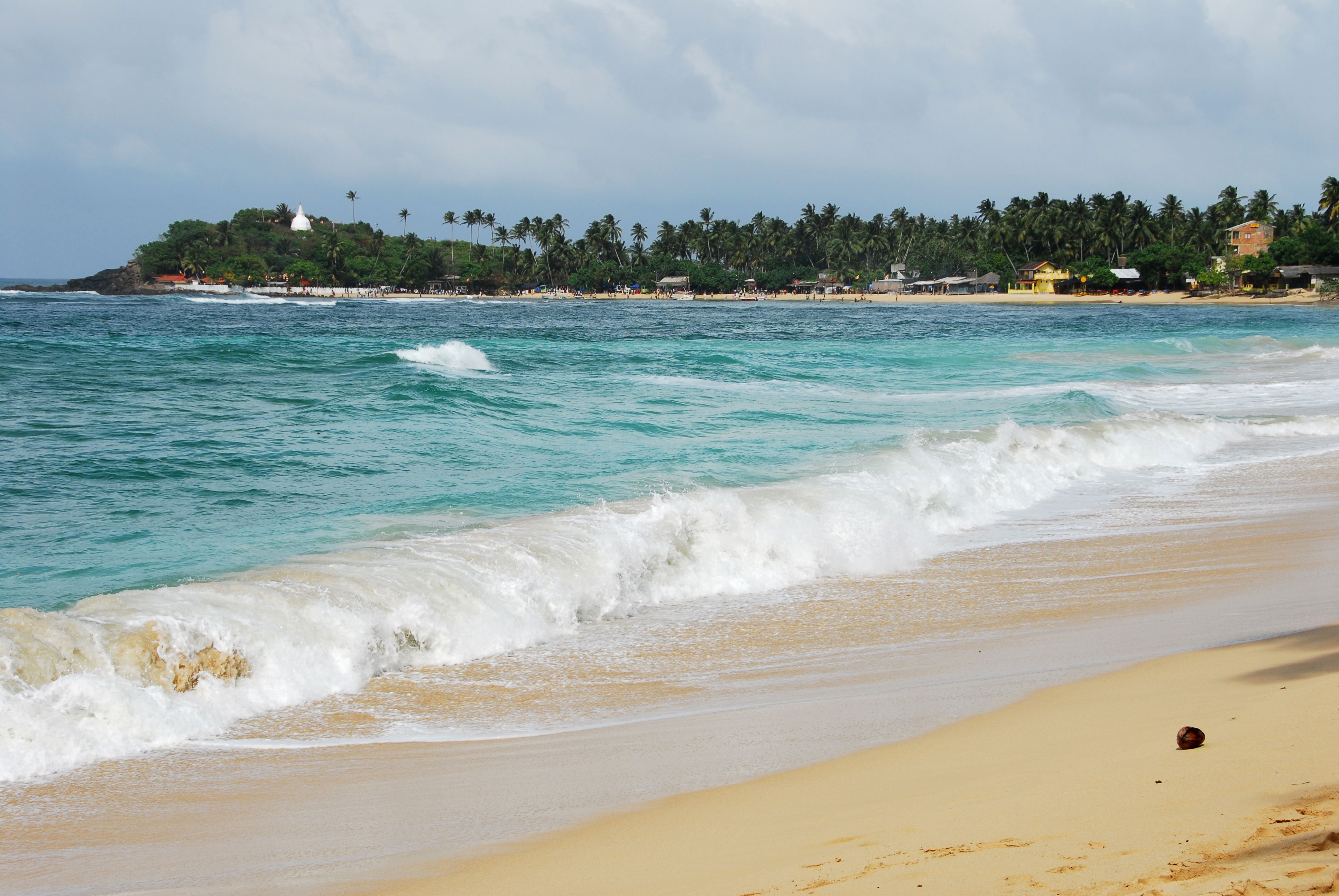 The beach шри ланка. Унаватуна Шри Ланка. Шри Ланка Унаватуна риф. Пляж Унаватуна. Unawatuna Beach Шри Ланка.