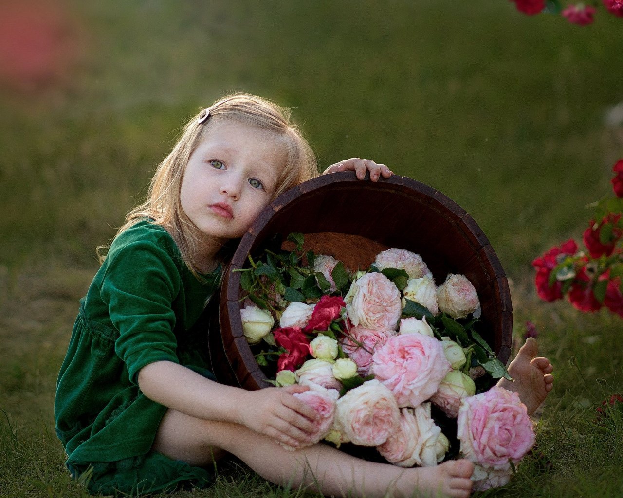 Жить без сюрпризов. Девочка. Розочка для детей. Дети розы. Фотосессия в розах детей.