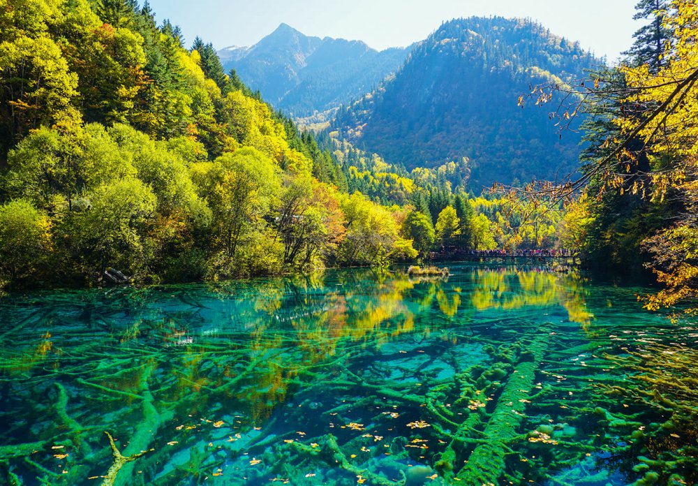 Озеро в Китае, которое меняет цвет