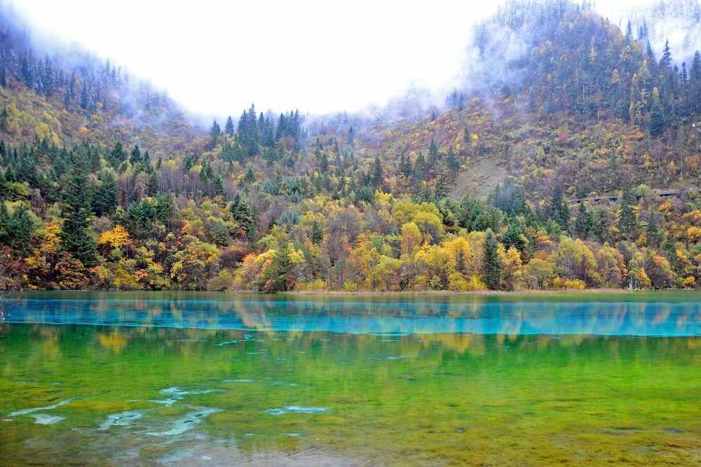 Незамерзающее озеро пяти цветков в Цзючжайгоу, Китай