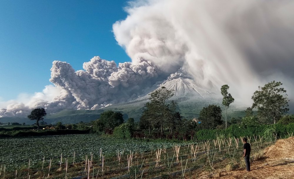 Вулкан Синабунг в Индонезии