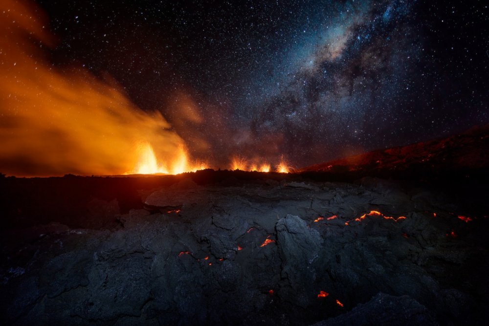 Извержение вулкана ночью лава