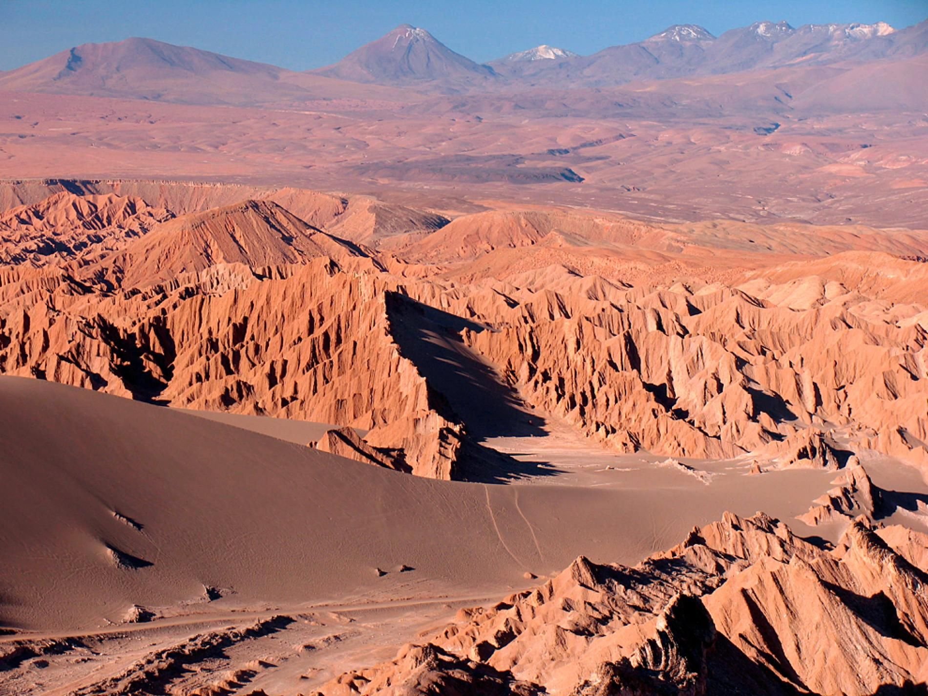 Южная америка самый засушливый из материков. Чили Атакама. Южная Америка пустыня Атакама. Чилийская пустыня Атакама. Атакама Чили самая сухая ПУ.