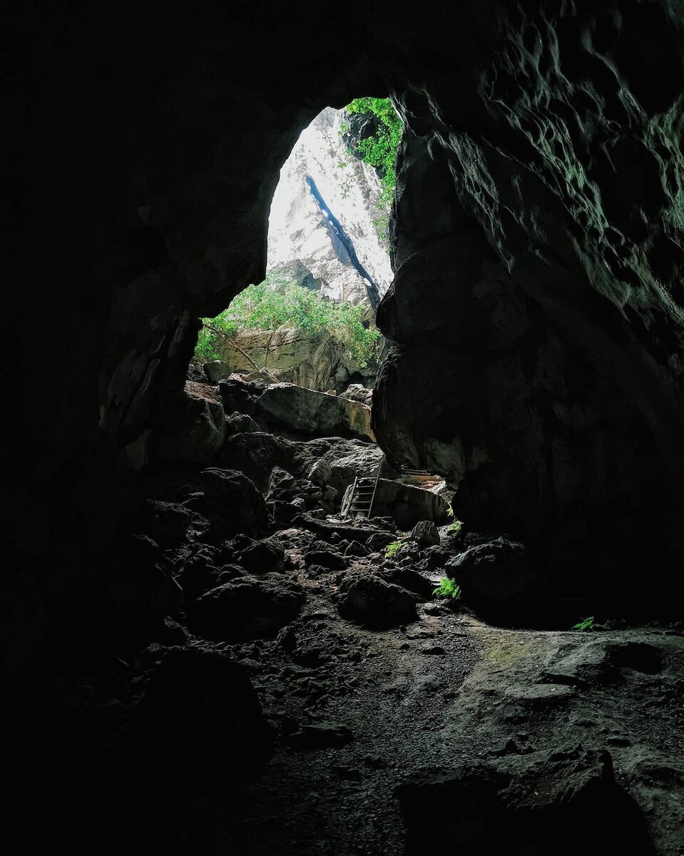 Пещера в горе