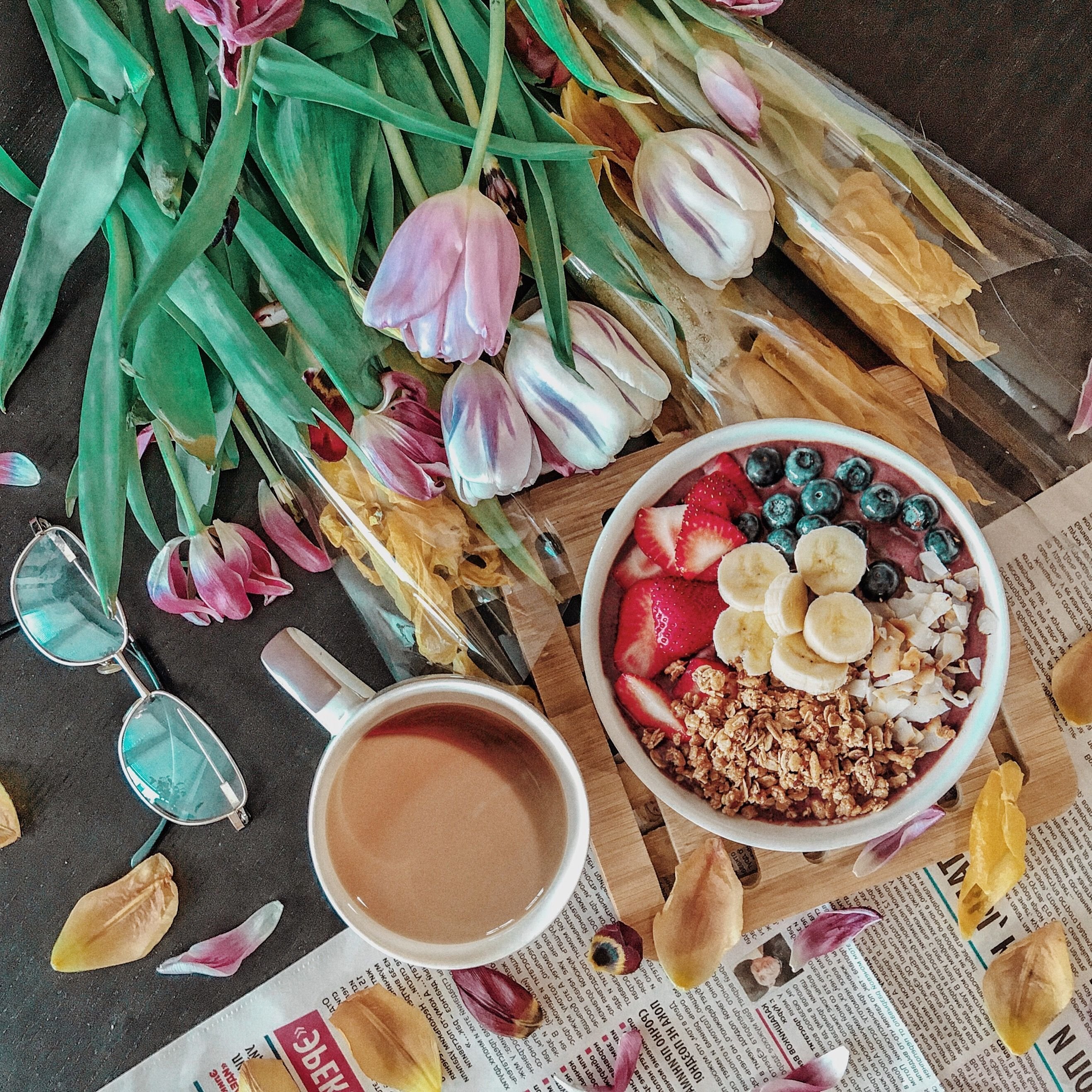 Цветные завтраки. Завтрак с цветами. Раскладка завтрак. Завтрак Инстаграмм. Красивые раскладки еды.