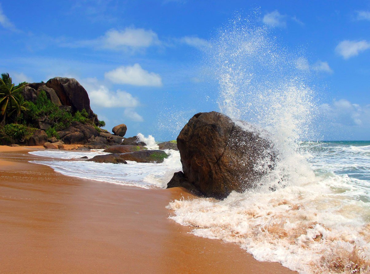 Шри ланка опасности. Пляж Индурува Шри Ланка. Хиккадува Шри Ланка. Хиккадува Шри Ланка побережье. Хиккадува пляж.