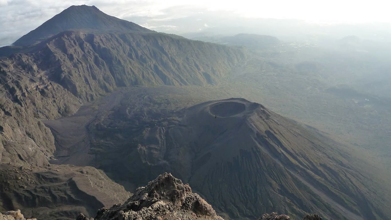 Горе меру. Вулкан меру Танзания. Гора меру Танзания. Горы Сумеру. Mount Meru.