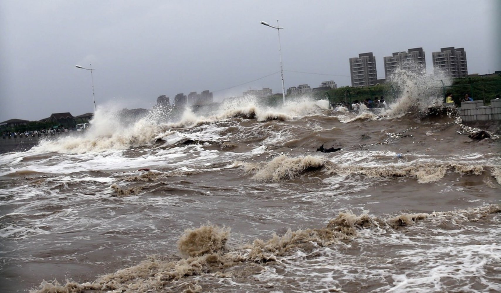 Приливная волна славы. Цяньтан приливная волна. Река Цяньтан. ЦУНАМИ В Китае. Тайфун Трами.