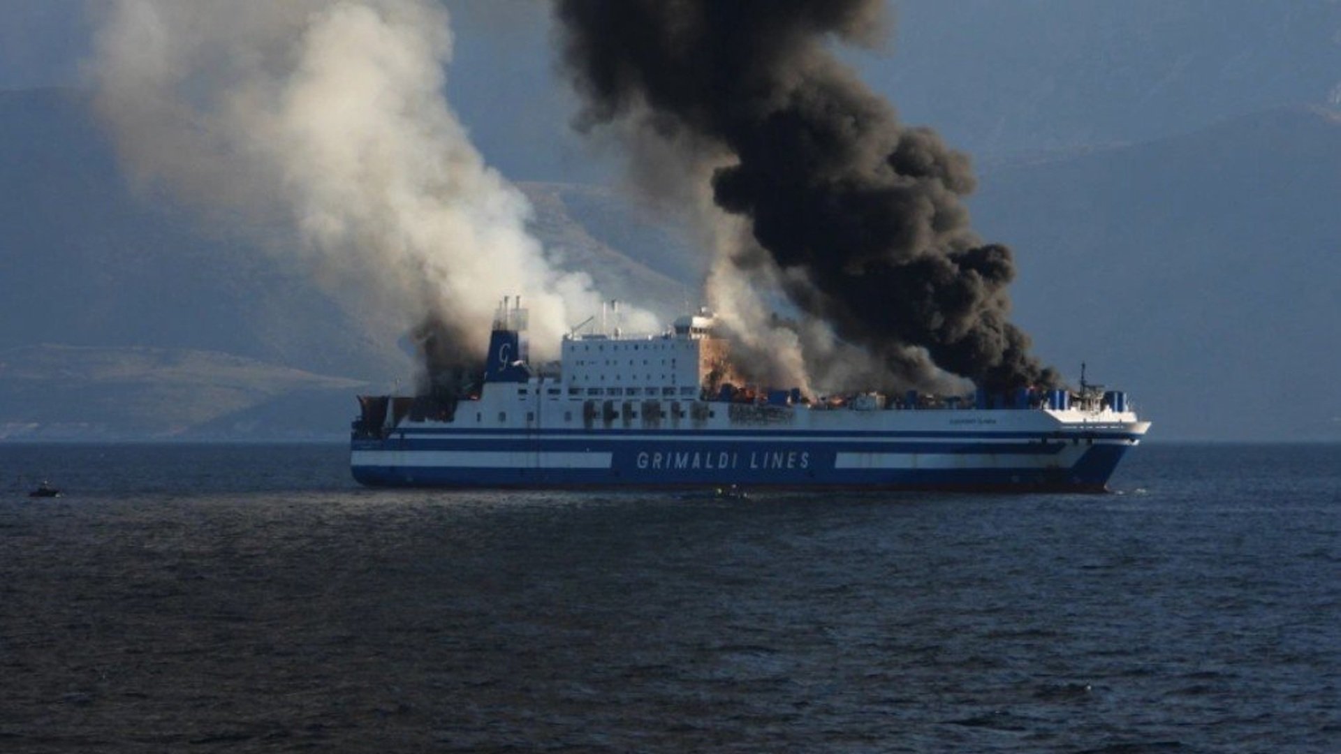 Море паров. Пожар на лайнере. Пожар на круизном лайнере. Пожар на судне. Олимпия корабль.