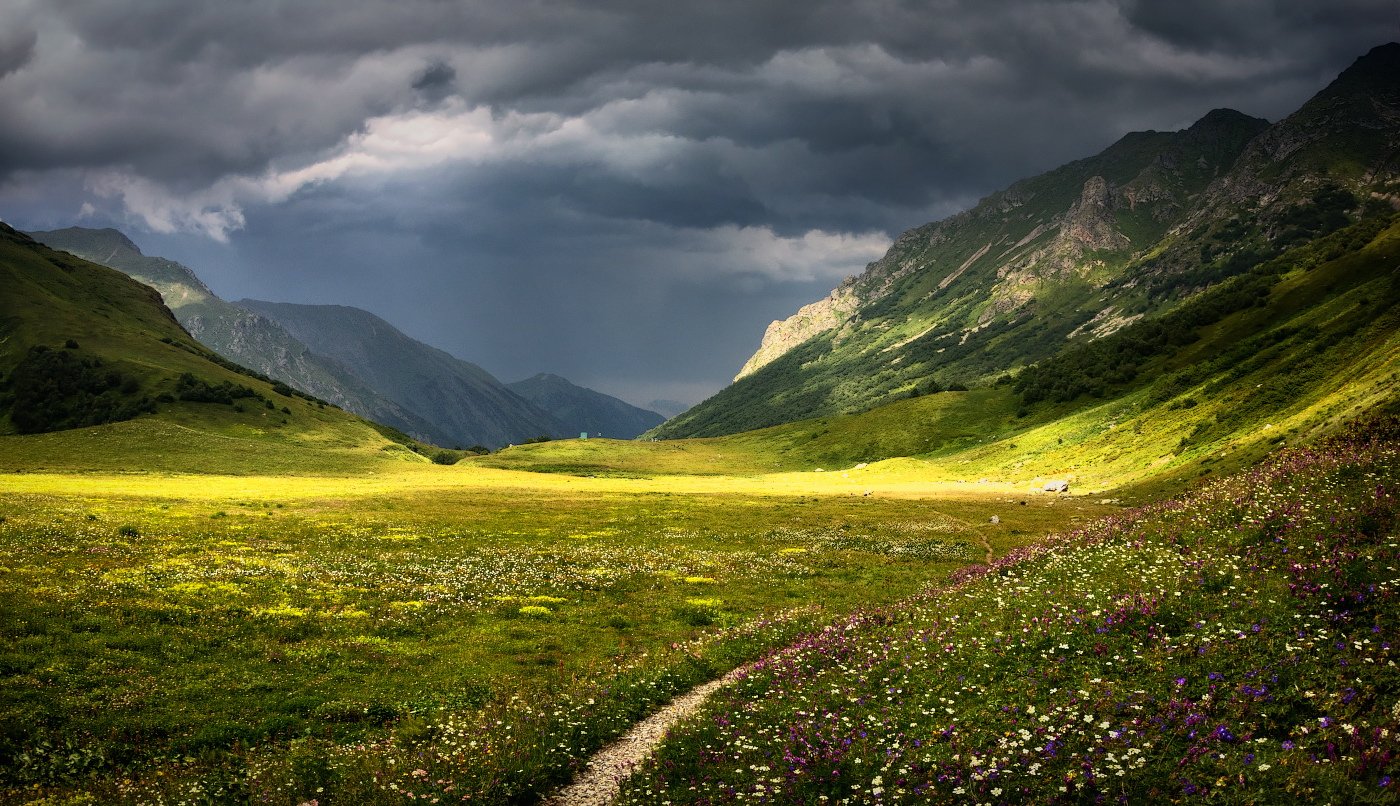 Долина. Долина Уруштена. Высокогорная Долина. Горный пейзаж Долина Кавказа. Долина Сактен.