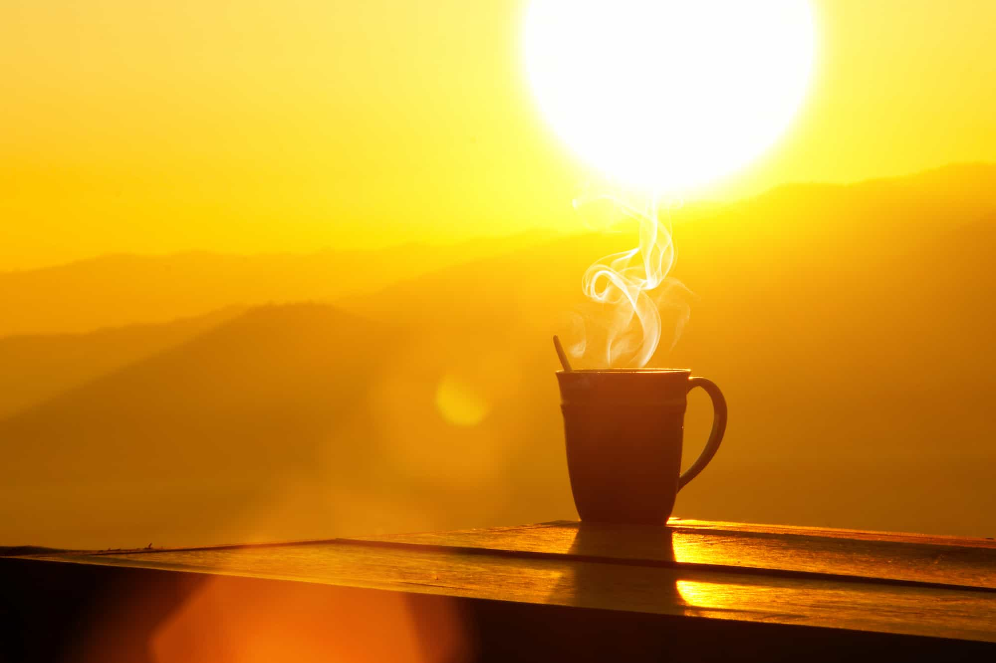 Солнечное утро и кофе. Кофе солнце. Утреннее солнце. Чашка кофе на рассвете.