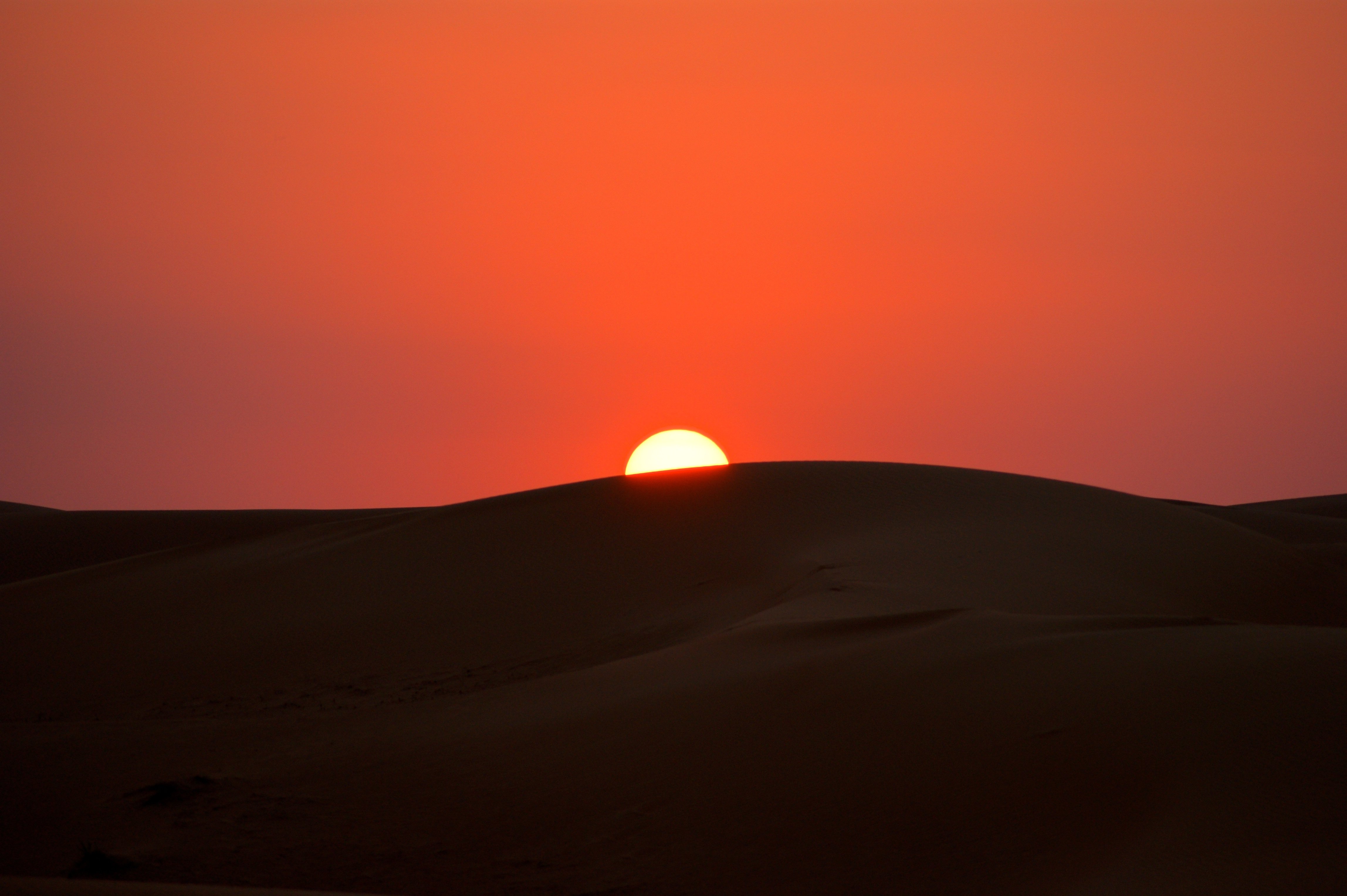 Песня солнце над барханами плывет. Закат в пустыне. Закат солнца в пустыне. Рассвет в пустыне. Закат над пустыней.