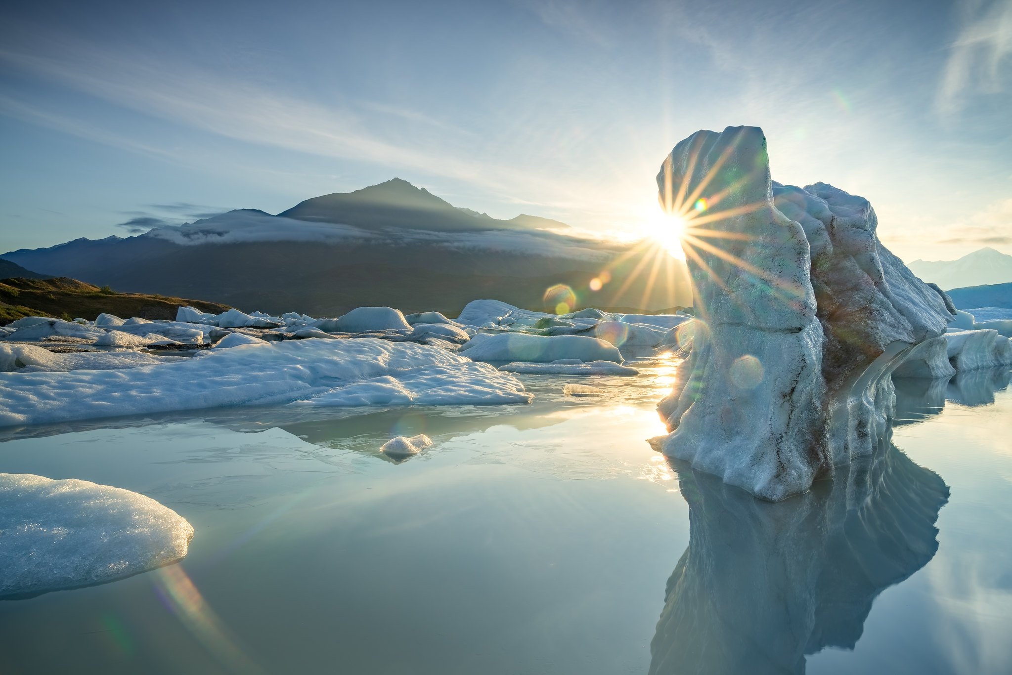 Белое чудо природы. Зима солнце. Рассвет в Антарктиде. Ледяная глыба. Тает лед.