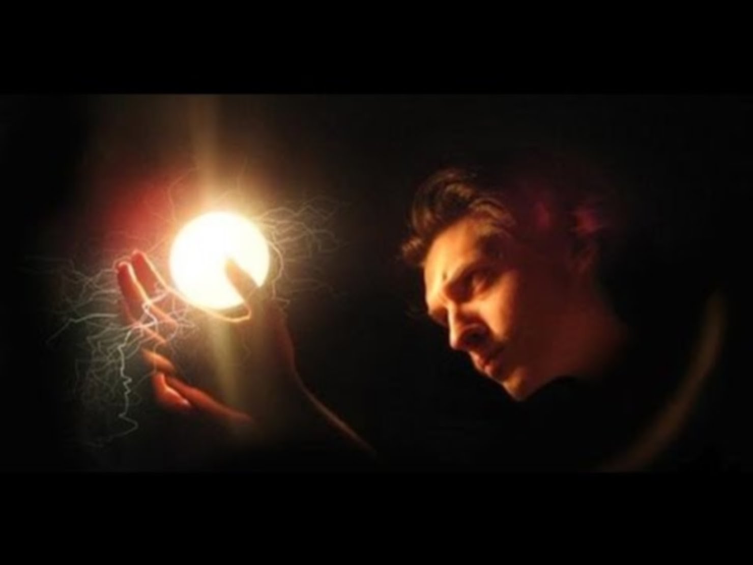 Видеть шаровую молнию. Франсуа Араго шаровая молния. Шаровая молния в руках. Фотографии шаровой молнии. Шаровая молния и человек.