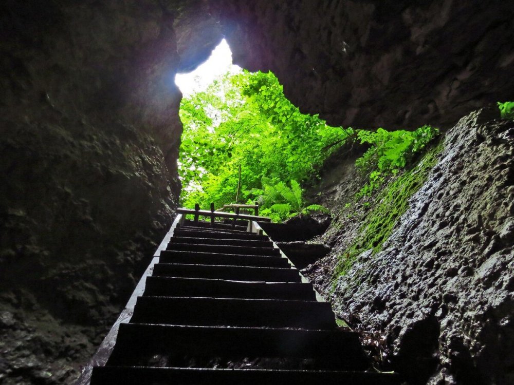 Каменная лестница в пещере