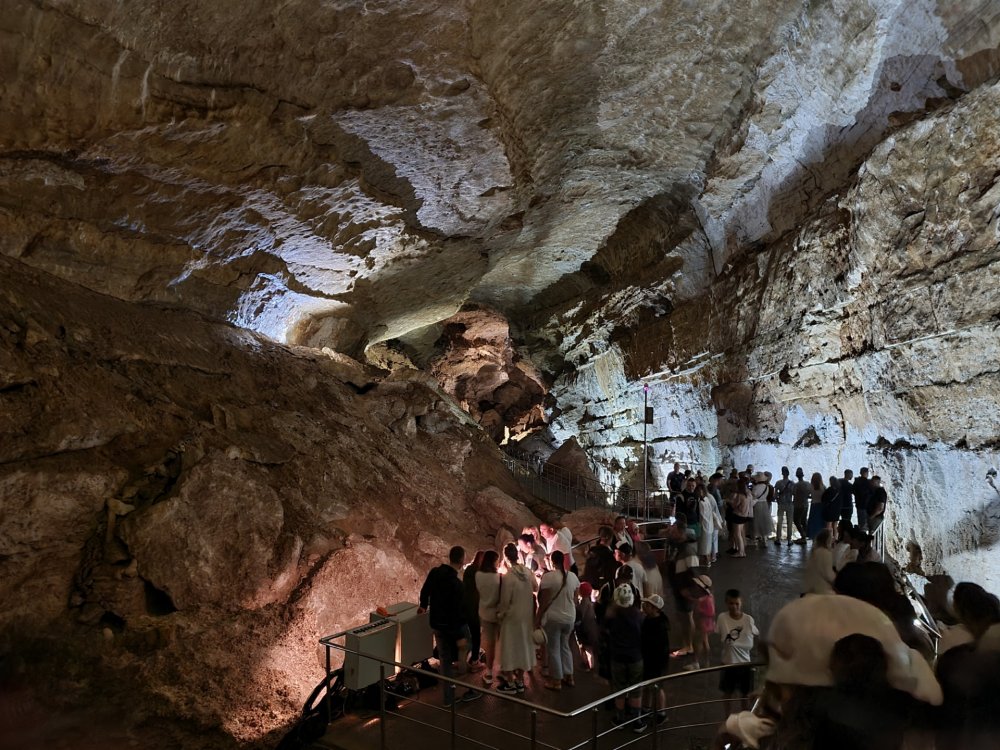 Новоафонская пещера сталагмиты