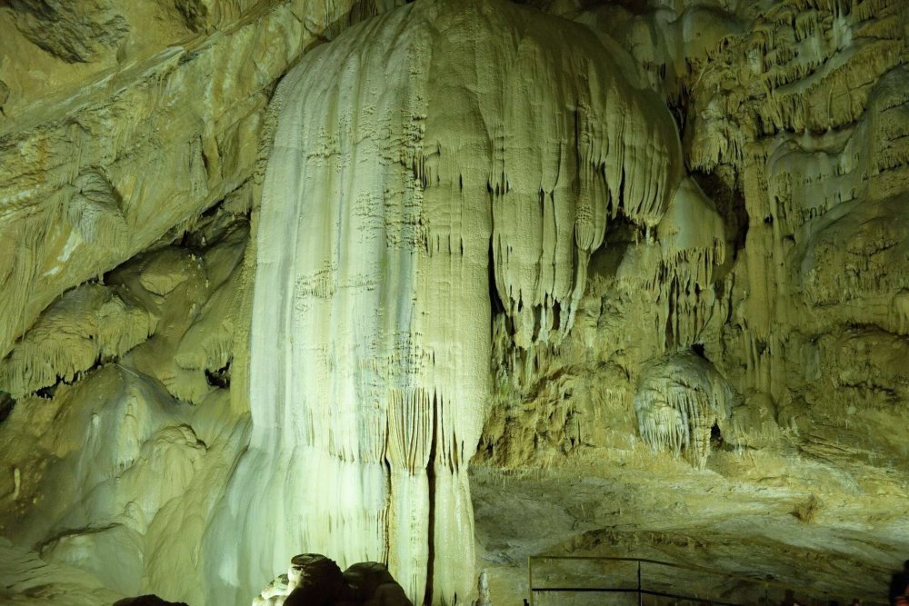 Новоафонская пещера водопад