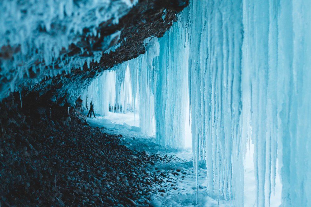 Ледяная пещера водопад