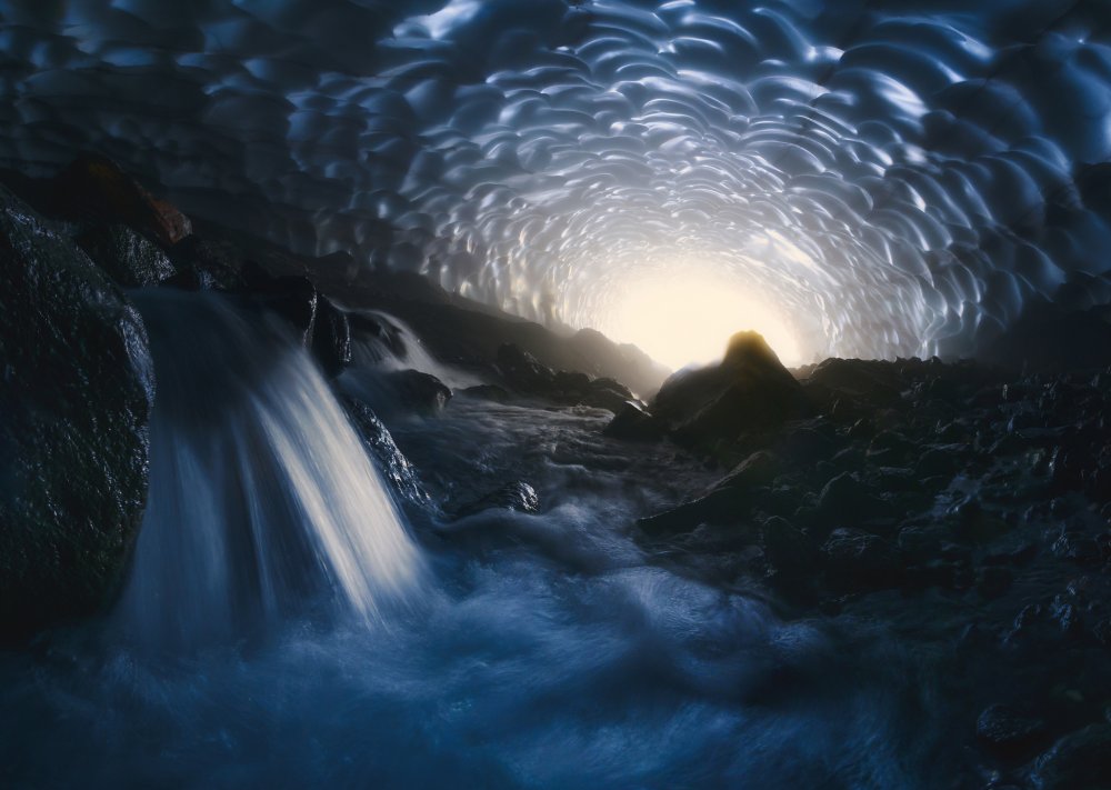 Ледяная пещера водопад