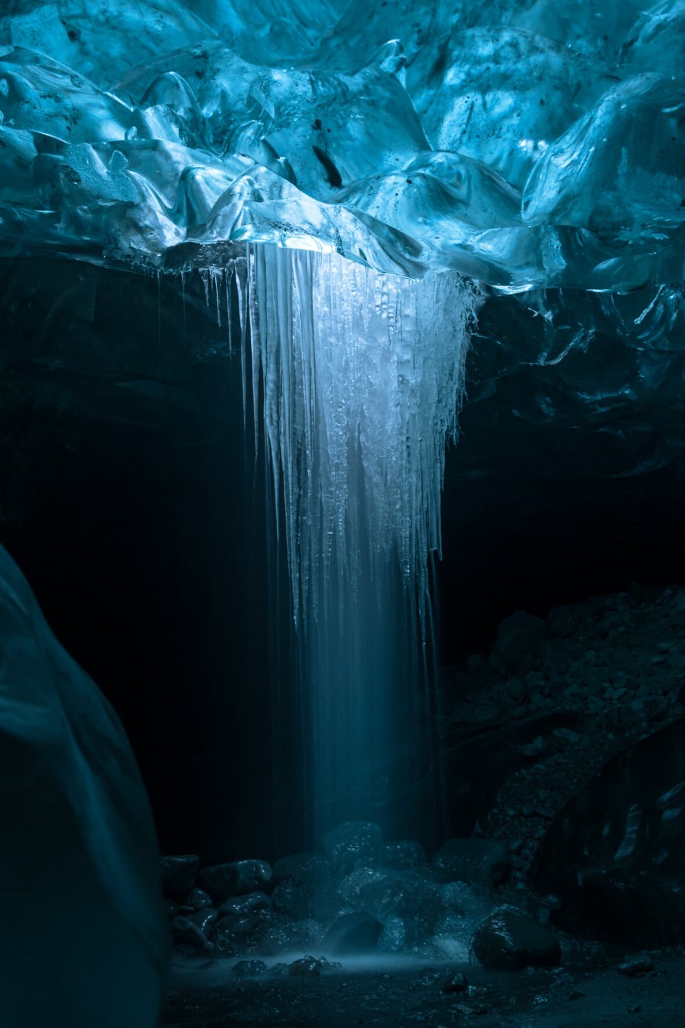 Замёрзший водопад который раздает синие свечение ночью