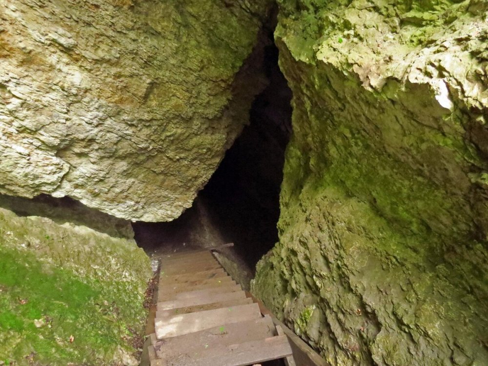 Лестница в пещере