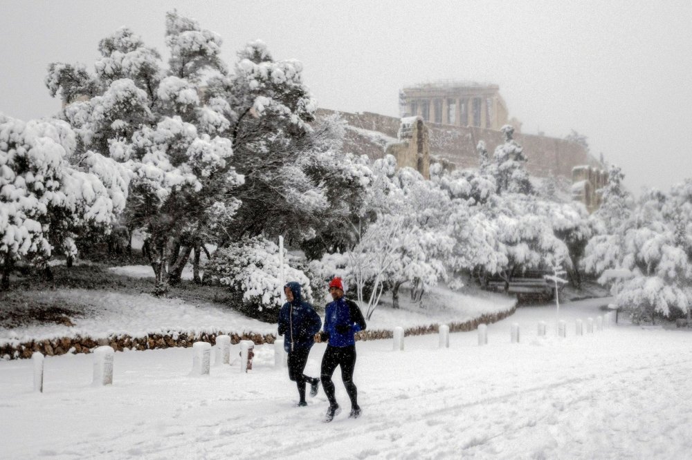 Афинский Акрополь в снегу