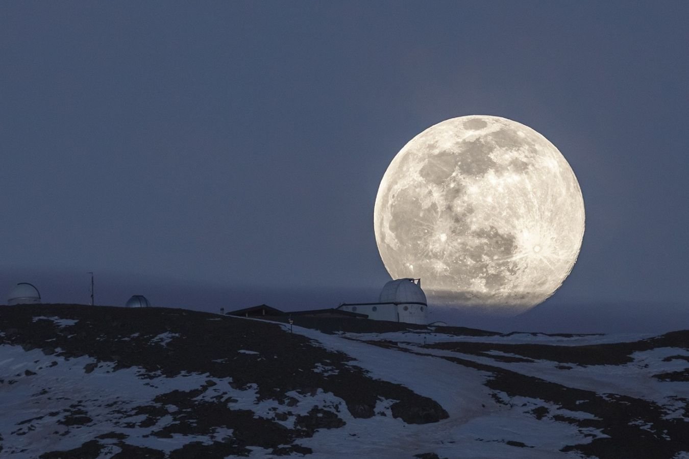 Восход луны в марте. Огромная Луна. Снимок Луны. Восходящая Луна.