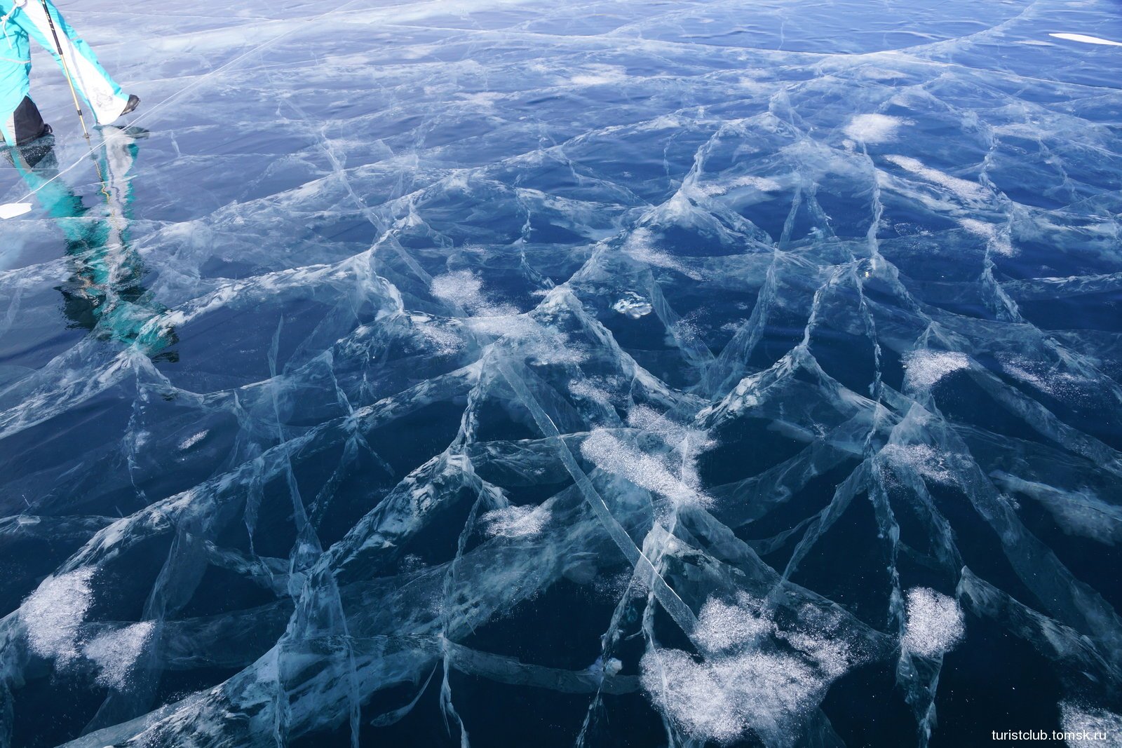 Прозрачный лед озера. Лед Байкала. Прозрачный лед Байкала. Байкал зимой. Замерзшее озеро.